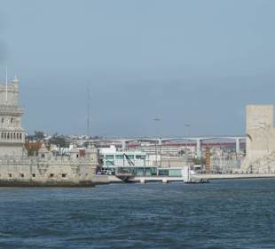 Torre de Belém, Entdeckerdenkmal u Brücke 25.April