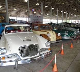 In der Haupthalle des Jesada Fahrzeug Museums