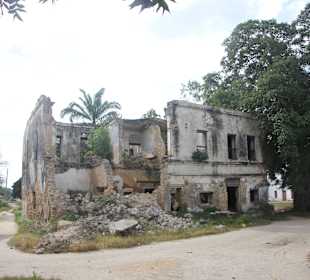 Teils verfallene Häuser