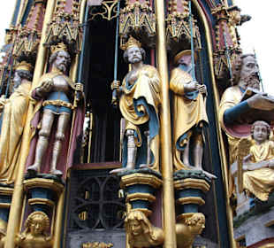 Figuren im Schönen Brunnen