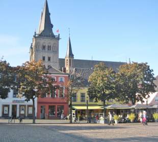 Blick über den Marktplatz zum Dom