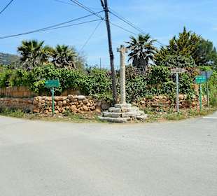 Wegkreuzung mit Hinweisschild