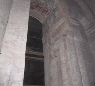 Säulen mit verblichenen Fresken