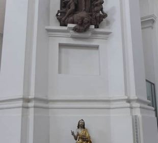 Unten altes Taufbecken oben Hl. Johann von Nepomuk