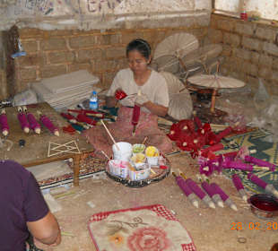 Frauen bemalen die Schirme