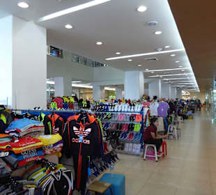 Zahlreiche kleinere Shops füllen die Etagen