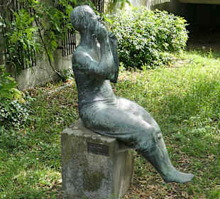 Plastik Sitzendes Mädchen im Skulpturenpark