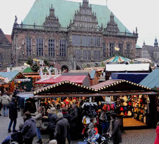 Blick auf den Weihnachtsmarkt mit Rathaus