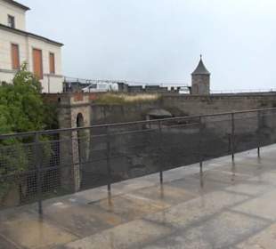 Entlang der Festungsmauer