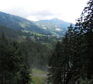 Widok ze ścieżki z wodospadów Krimml