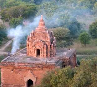 Temple dans la brume du matin vers sept heures