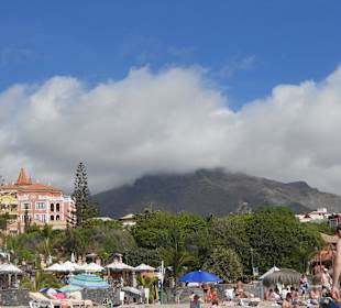 Ausblick vom Strand im Hintergrund das Hotel