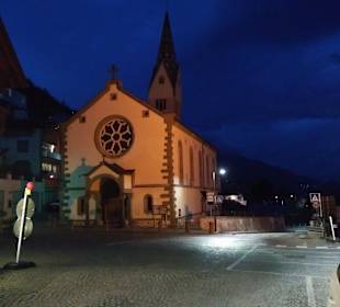 Kirche in Barbian mit schiefen Turm.
