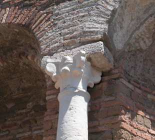 Il capitello di una costruzione