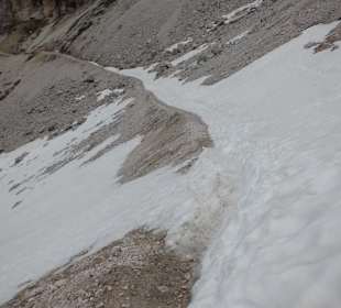 Weg über Schnee zum Teil knietief