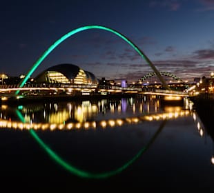 Millennium Bridge in der Daemmerung