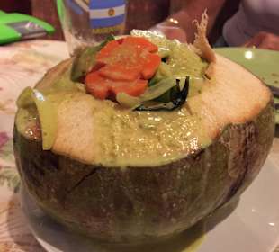 Garnelen und Fisch mit Gemüse in der Kokosnuss