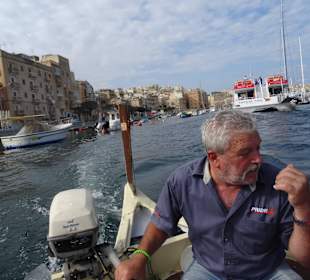 Mit dem Holzboot durch den Hafen von Valletta