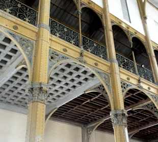 Stahl und Beton sichern die Kirche vor Erdbeben