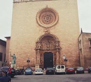 Jedno z wejsc do katedry