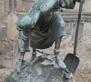 Trümmerfrau vor dem Portal der Johanniskirche