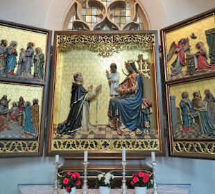 Flügelaltar im Langschiff