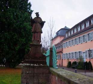 Sandsteinfiguren am Eingang