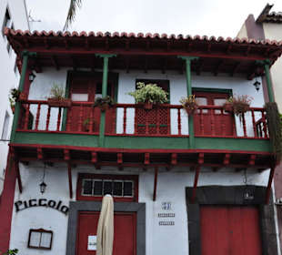 Typische Holzbalkone an der Avenida Maritima