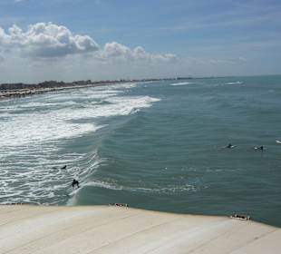 Surfer in der Brandung der Wellen