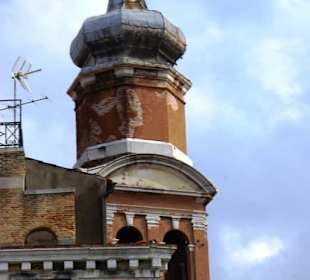 Kirchtürme im Hintergrund