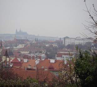 Все в Вышеград! А в далеке виден Пражский град