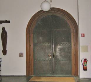 Tür ab dem Vorraum ins Kircheninnere