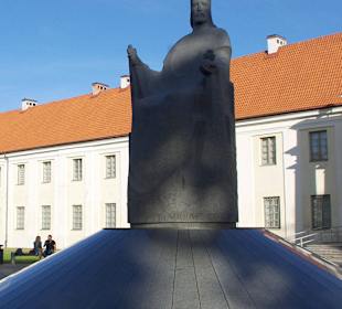 Pomnik króla Mendoga przed Muzeum Narodowym