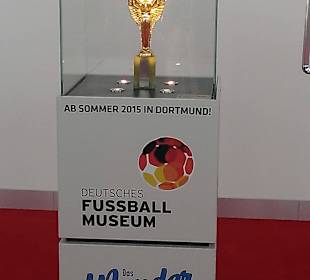 Im Foyer war der Pokal ausgestellt