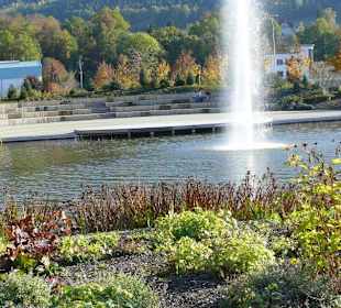 Blick auf Freiluftbühne und Cafe im Hintergrund
