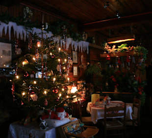 Weihnachtliche Dekoration in der Gaststube