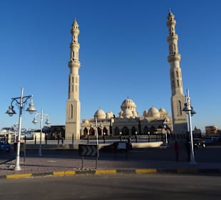 Vorderansicht der Moschee