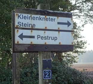 Wegweiser zu den Kleinenknetener Steinen