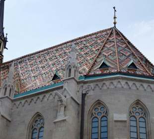 Das bunte Dach der Krönungskirche
