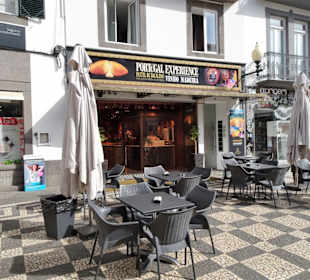 Außenansicht mit Terrassenplätzen