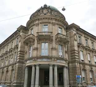 Beim Marktplatz von Karlsruhe, südlich vom Schloss