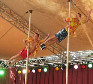 Show auf der Wayang-Bühne im Tropendorf