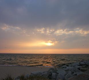 Sonnenuntergang am wunderschönen Strand
