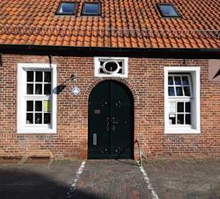 Der Eingang zur Kirche durch das Küsterhaus