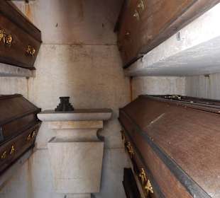 Blick ins Innere einer Grabstätte