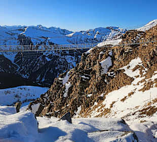Hängebrücke im Winter