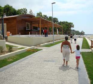 Promenade auf Meerküste 