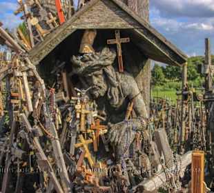 Kreuze über Kreuze auf dem Berg der Kreuze