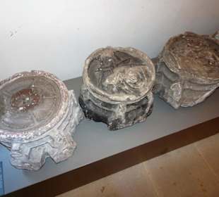 Ehemalige Schluss-Steine im Kreuzgang