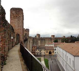 Man kann rund herum laufen